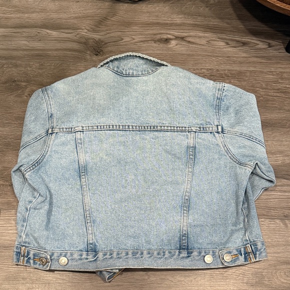 Women’s Cropped Light Wash Denim Jacket - Picture 3 of 3